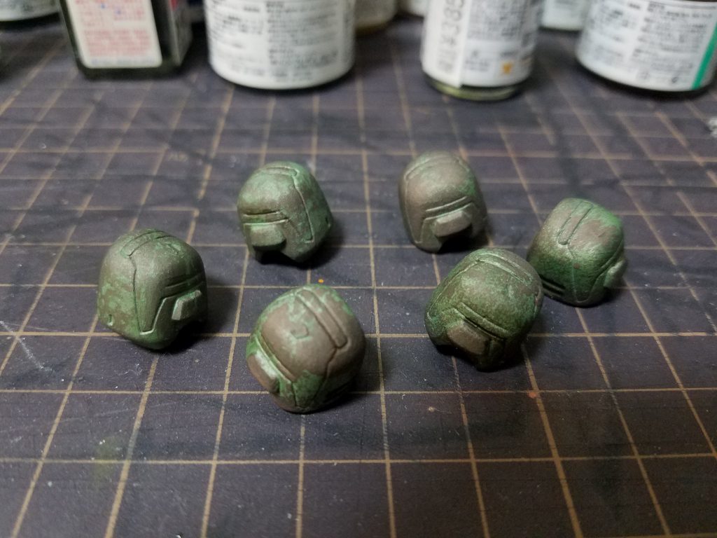 ここからは制作工程になります。
シルバー(下地)→ブロンズ→カッパー・ダークアイアン・ブロンズなどを混ぜた色、という手順で塗りました。