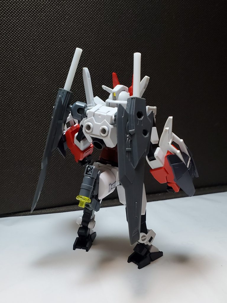 後ろから。
バックパックには二本の剣が装備されています。