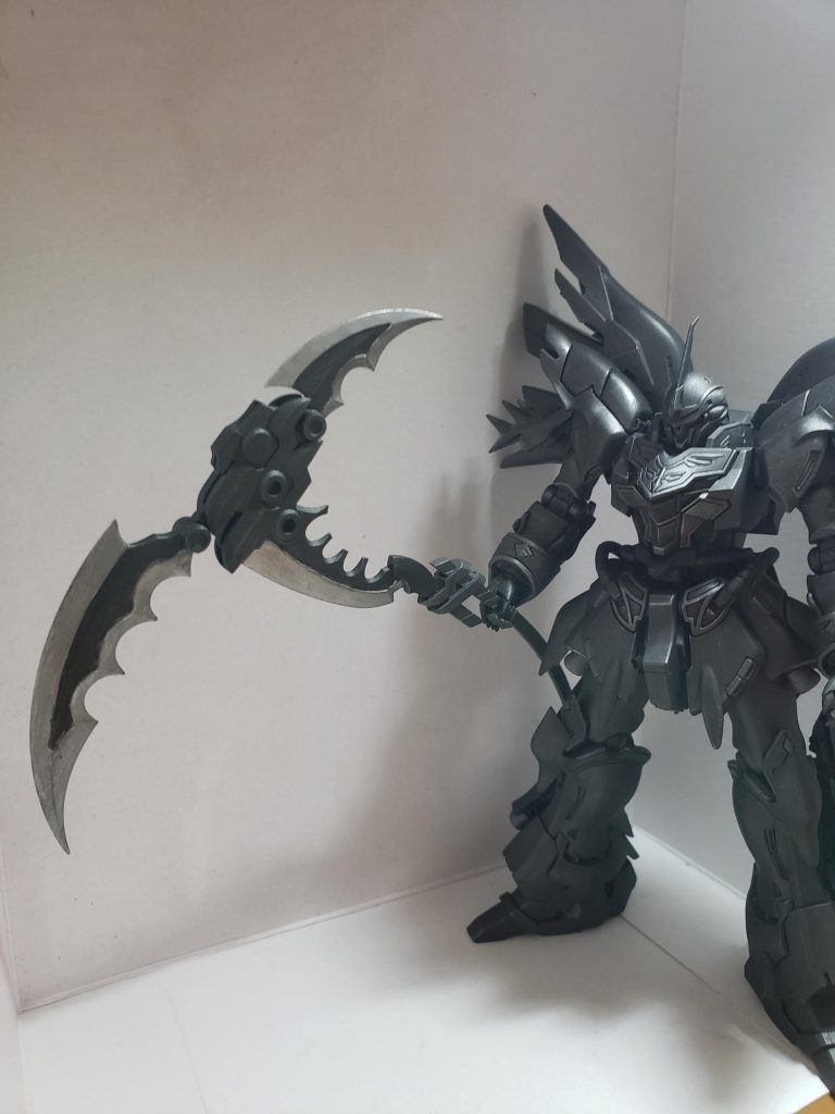 コトブキヤのスカルマサカーを塗装して持たせています。