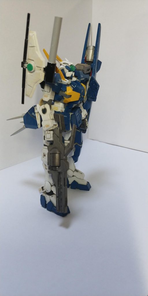 特徴的な肩の奴、たしかMGのZガンダムのシールド使ってたと思う。赤い所見えるし
右肩の方はプラ板とかだと思う。