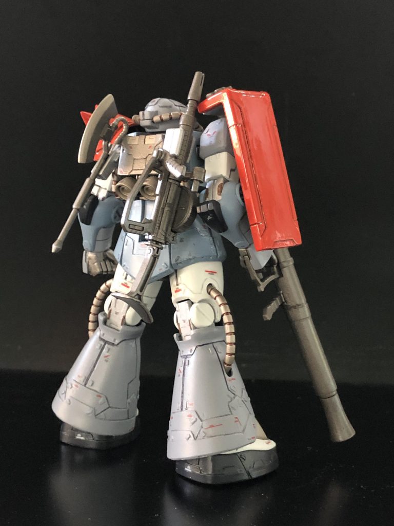 背面。
基本的にバズーカ持ちの期待はバズーカを装備して飾るのでザクマシンガンの
マウント場所がなくて気になってたのでランドセルにマウントできるように
してみました。
あと、ヒートホークもランドセルにセットしました。