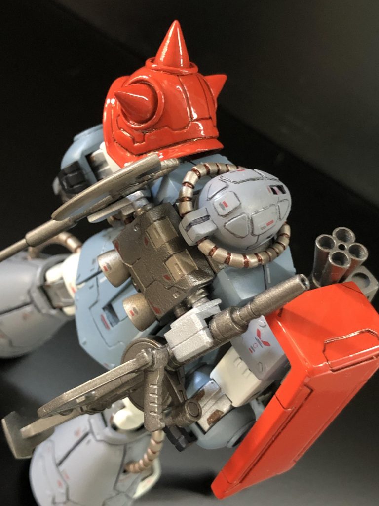 後方俯瞰。
ランドセルはオリジン版シャアザクより拝借しました。
頭部前方には開口を設けてモノアイが上方にも向けるような感じにしました。