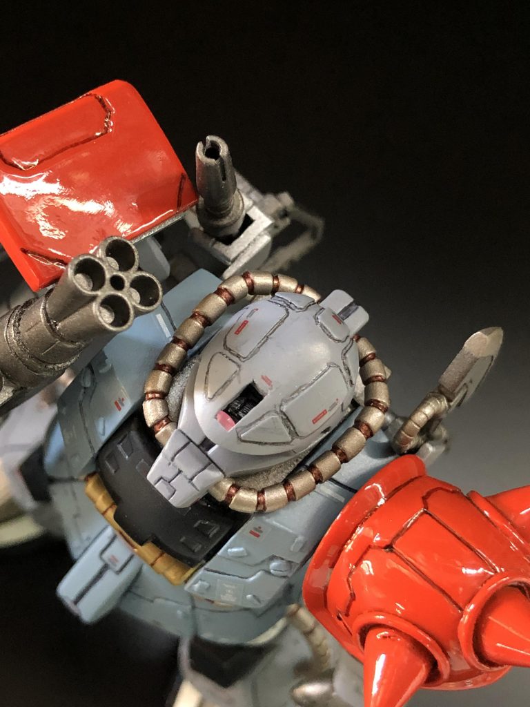 頭頂部アップ。
開口からモノアイがのぞいてます。
モノアイは百均のデコシールに変更。
しかしアップにすると荒がひどいな。