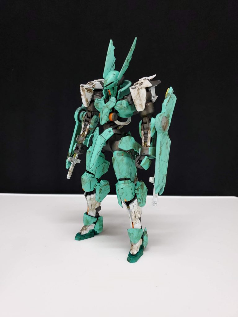 #Front# 
大きすぎた肩の小型化とともに新パーツによって上半身をすっきりさせました。
胴体部の延長、頭の羽の大型化によって鉄血特有の詰まり加減を解消。
初めてのスジボリの追加も行いました。