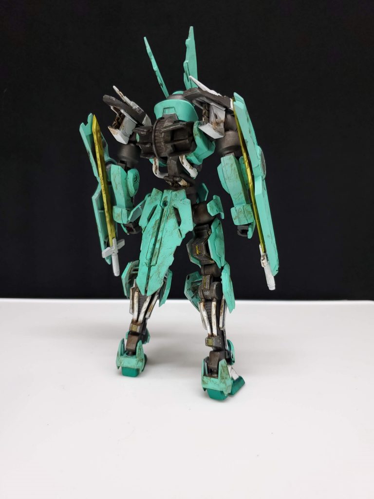 #Rear# 
今回は背中で語れる機体を意識しました、
普段正面から見えない場所が見えた時って年甲斐もなくワクワクするものです。
肩部新パーツはバーニアを搭載し高機動感を加え
本来ライフルをマウントするリアスカートはライフルを撤廃したことにより一部装甲を抜き軽量化を図っています