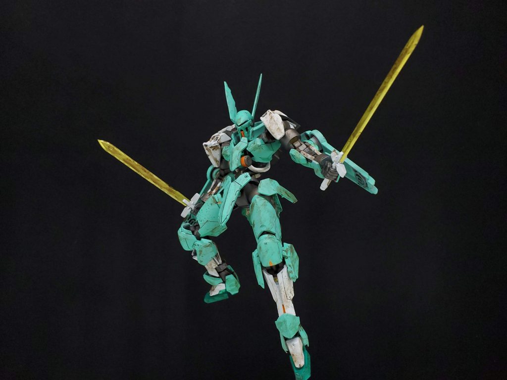 この機体は射撃を失ったことにより、パイロットに近接以外の選択肢を与えません、それはデメリットではなく、この機体の特性を生かすため....
本来のグリムゲルデに比べ小型化された盾、構造がシンプルになったブレード、小型化された肩によって可動範囲も向上。
全身にある油痕がその近接性能の高さを表すでしょう。