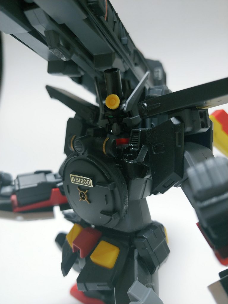 頭はセラヴィーガンダムシェヘラザードにプラ棒の煙突とビームライフルの照準でそれっぽく仕上げました。口を削るのがめんどかった