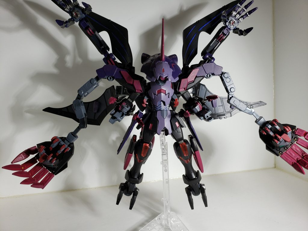 強襲形態-Attack MODE
ヘッドは装備したまま翼を展開した姿。
ディフェンス形態よりも防御が下がるが機動力が上がる攻めて攻めまくる。