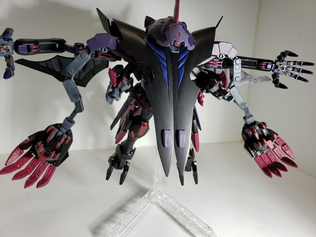 強襲形態-Defense MODE
翼を閉じ、プルーマヘッドを装着した姿。
正面からの遠距離攻撃はほとんど受け付けない。
プルーマヘッドを装着することで周囲の索敵を強化し死角をなくすことができる。ただ、通常時より機動力は落ちる。