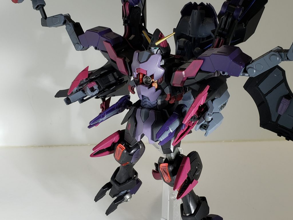 胸部を開口すると大型のビーム砲があります。
アニメのようにエネルギーを吸収することもできます。