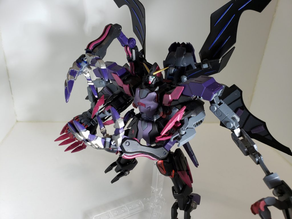 背部の大型アームの掌にはビーム砲が付いており、掴んだ相手に零距離攻撃できたり、両掌のビーム砲を干渉させ、力場を発生させかめはめ波のように撃ち出すこともできる。