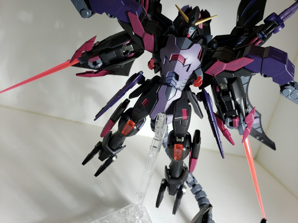 腕のクローユニットからはビームサーベルも形成可能