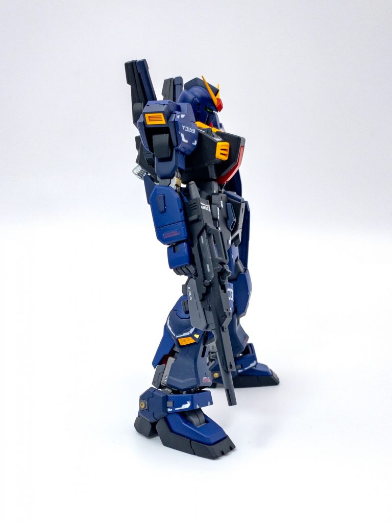 エゥーゴ版と同じですが色が違うだけでかなり印象が変わります。