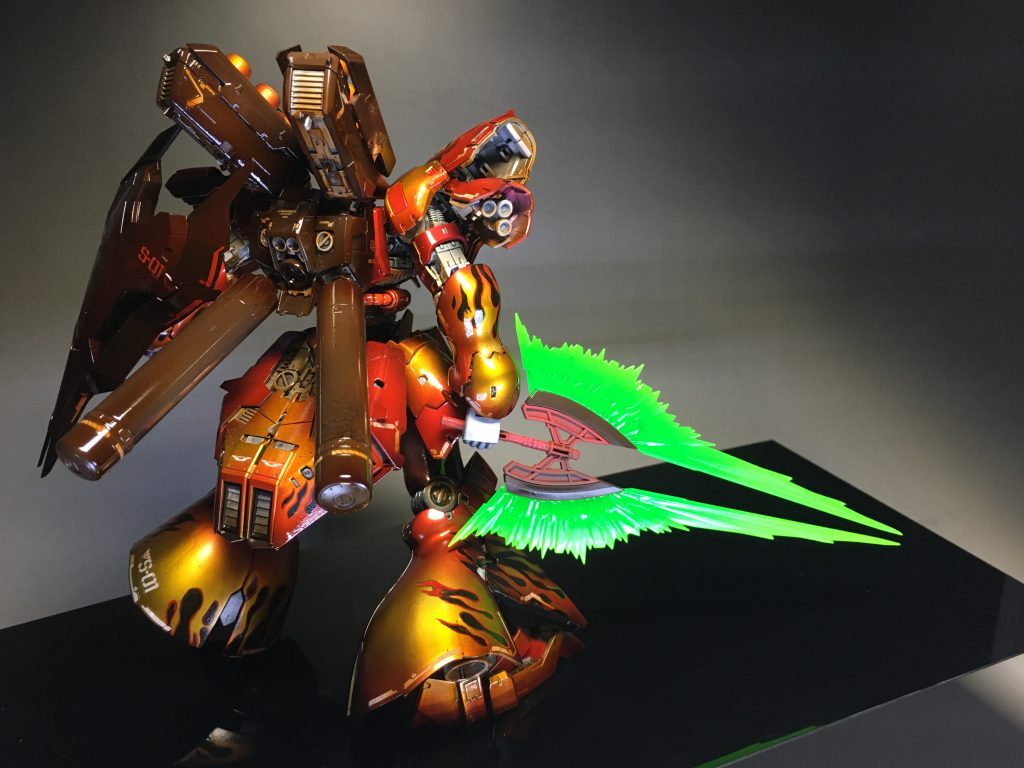 サーベルを持ったポーズ、背面。