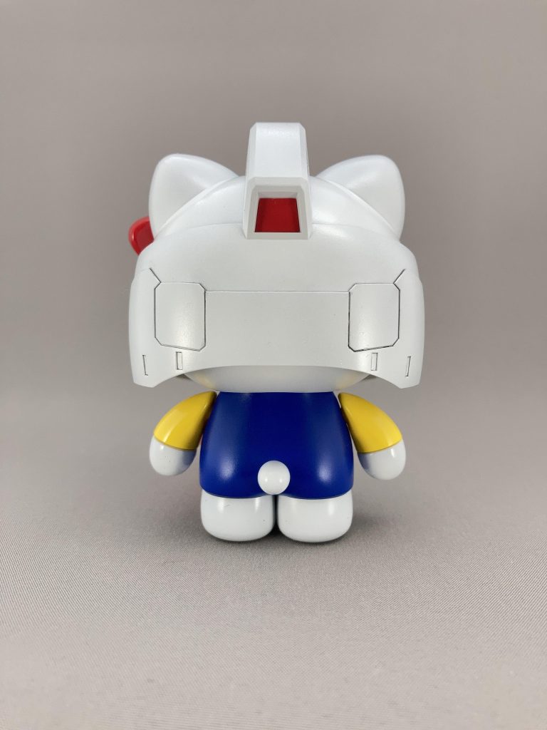 ガンダムヘッド装着!
角も尖らせずにそのままです。
頭部バルカンは手芸ビーズを使ってます。
バックカメラはプラ板で別パーツ化しました。