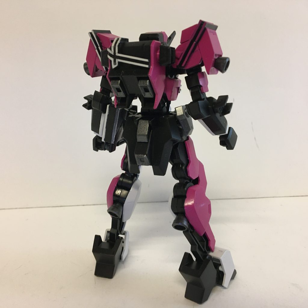 後ろ姿もディケイドらしく見えるようによく確認しながら塗り分けてます。