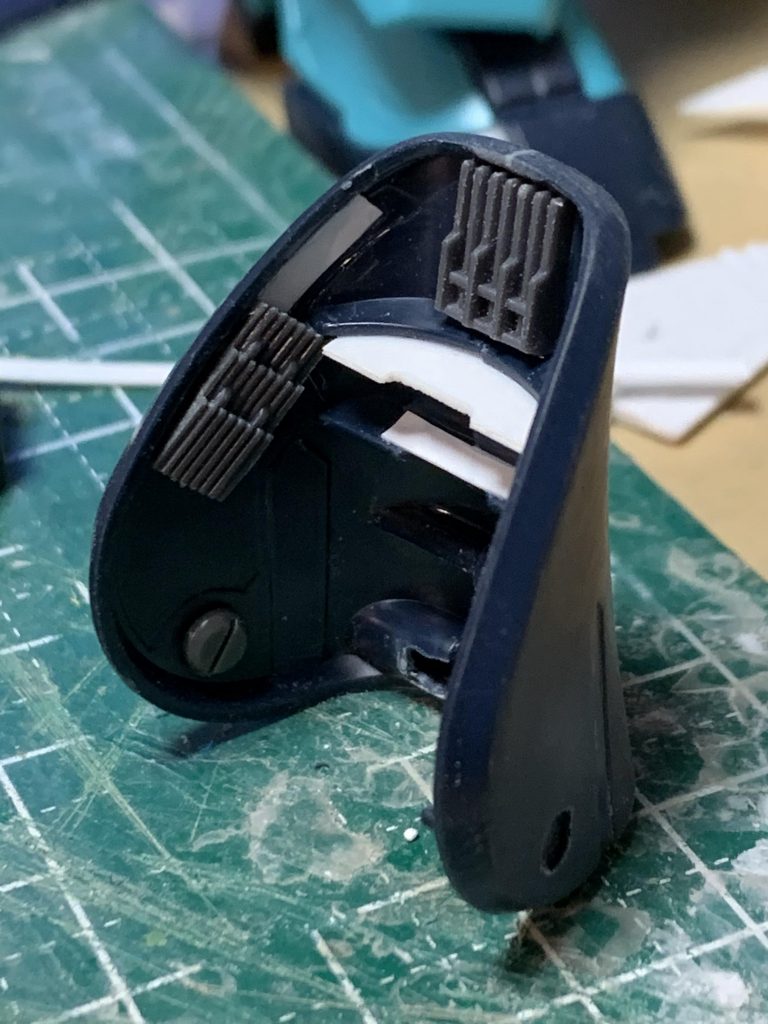 右肩から伸びたアーマーもオミット。
丸見えになる内部はジャンクパーツなどでそれっぽく。