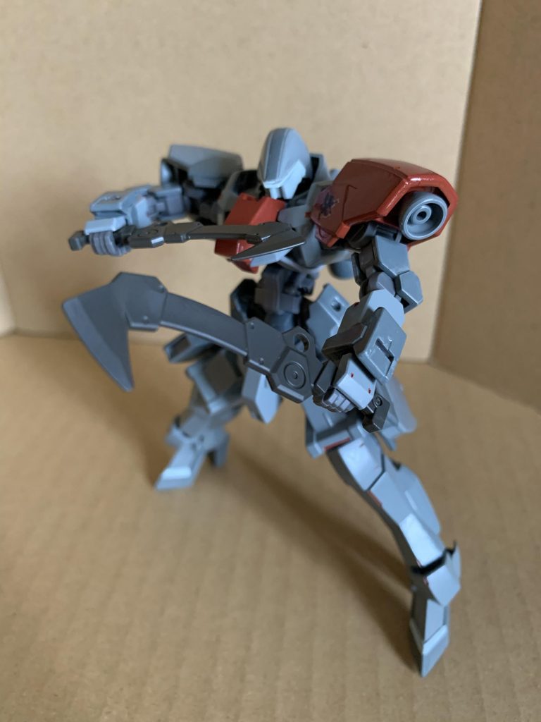 近接戦用短刀。
斬りつける他に装甲に引っ掛けて引き倒したり、傾斜した遮蔽物を登る時の補助として使用するなど、汎用性が高い。