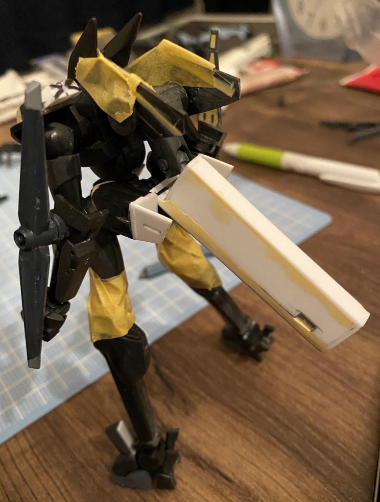 大型バーニアや肩はプラ板とパテで作成。バックパック両脇の羽はフラッグのものを切り貼りし、ジャンクパーツで挟み込んでいます。塗装後に瞬接で固定しました。
膝関節は後ハメ加工してます。