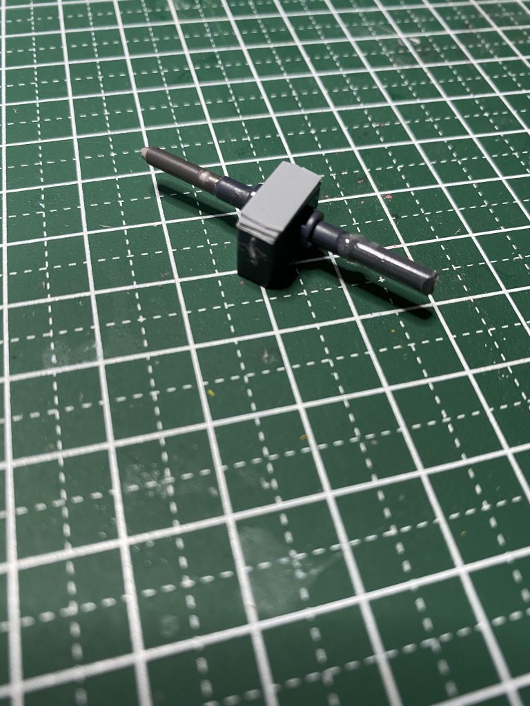 もはやこれが今回の製作の全てです。軸足延長はおろか、プラ板重ねての延長も初めてでした。