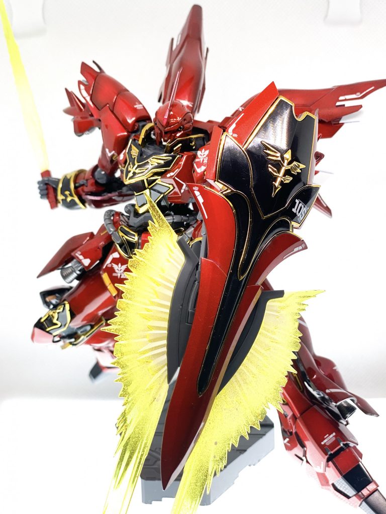 シールド構えてビームサーベル。