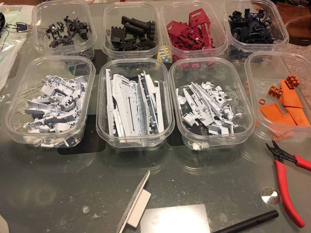 表面処理が大変でした。
サフ、ベースグレー
少しグラデーションがかかるように塗装しました。写真だとわかりませんね・・・