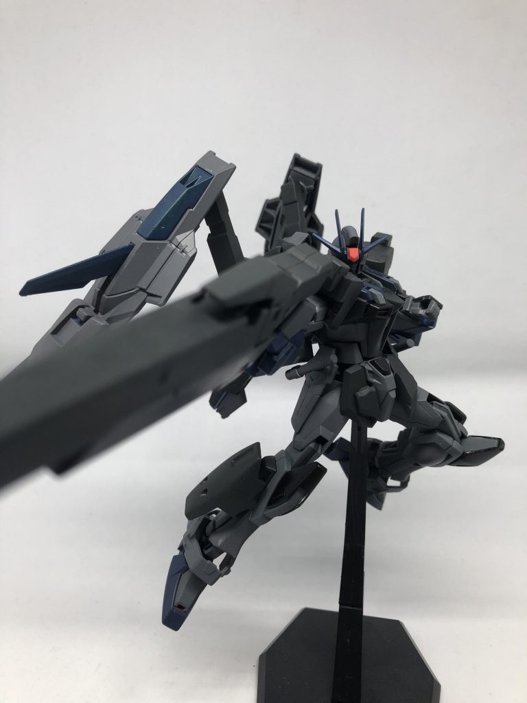 最後はSEED系によくあるポーズ。この時太らせた手首が緩くなって武器が下に向いています。