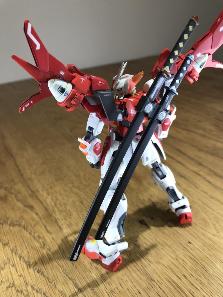 背面も刀や鞘にデカールを貼ることで情報量を増やしてみました。
両端のデカールがよく馴染んだと思っています。