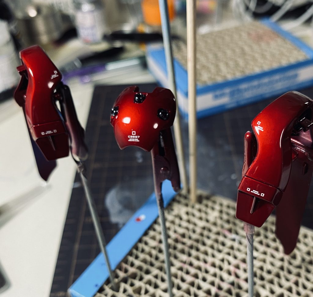 要所に手芸屋さんのビーズを埋めています。安くて綺麗。