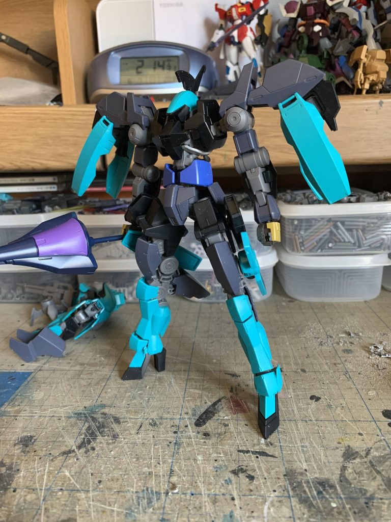 操兵ワールドに参加されてるta-zuさんにアドバイス頂き、脚部フレームの切り貼りを実行。完全に後に引けなくなりました。