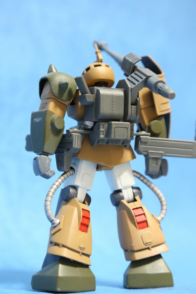 接着が甘かったのか、完成後に太もものパーツが割れてしまいました。もういじりようがなかったので泣く泣くそのままです・・・。旧キットのMSVは太ましいですが、力強くてカッコ良いと思います。