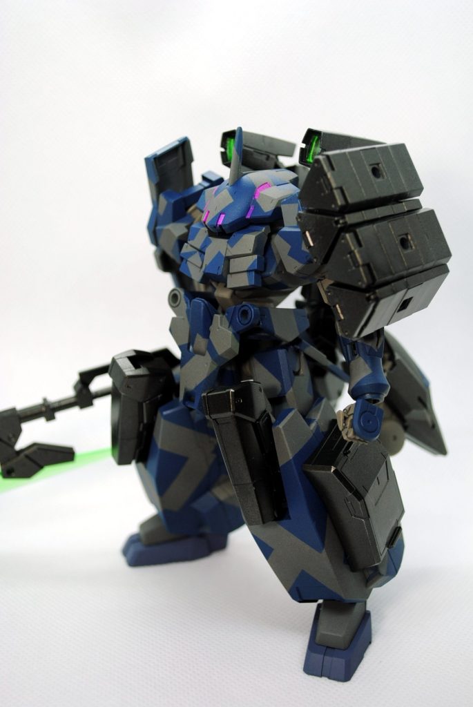 初めの段階では、肩のミサイルポッドは付けてなかったのですが
火力不足かなって感じたため、付けることにしました。