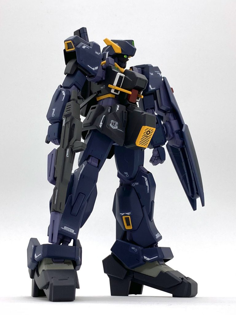 モノアイはHアイズ+メタリックシール。左拳は次元ビルドナックルズ角のジョイントを短縮したり人差し指モールドを深く彫り込んだりして使っています。