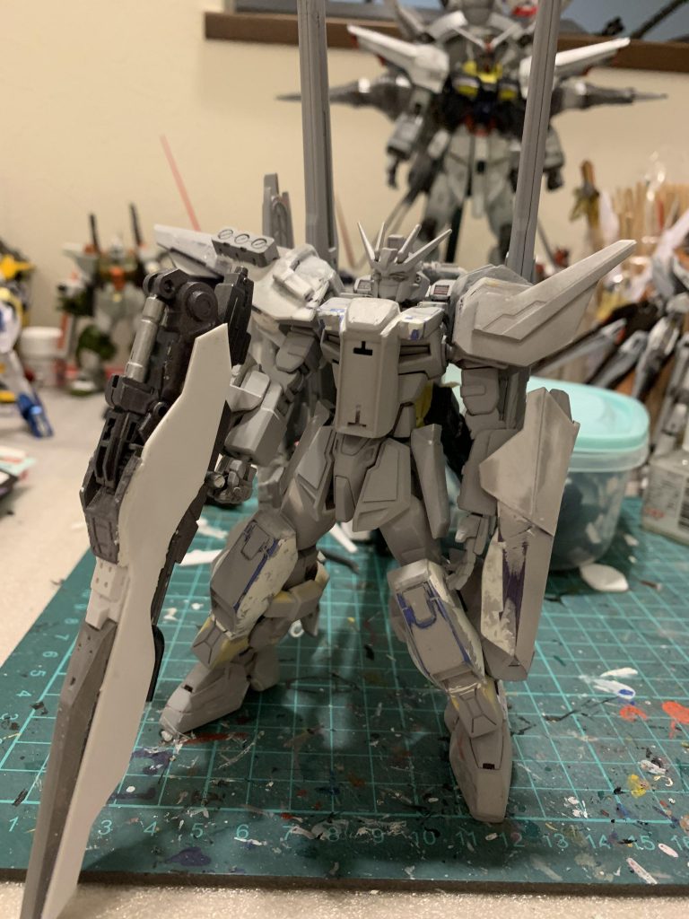 FAZZのデザインが好きなので、寄せています。背中のキャノンはHWS&SVカスタムウエポンセットとプラ板で作成。手持ちのビーム砲の一部分はジャンクの足裏パーツとかです。