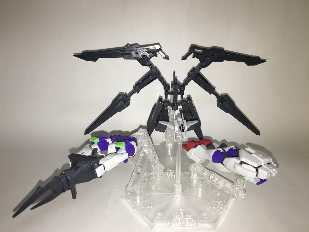 分離形態。ブレイクインパルスガンダム 2nd(セカンド)の機体構造は4つの部位に分離する構造であり、コックピットを構成するコアスプレンダー、上半身を構成するチェストフライヤー、下半身を構成するレッグフライヤー、そして、バックパックを構成するブレイクブースターいう単独飛行能力を持つ4つの部品から成り立っている。