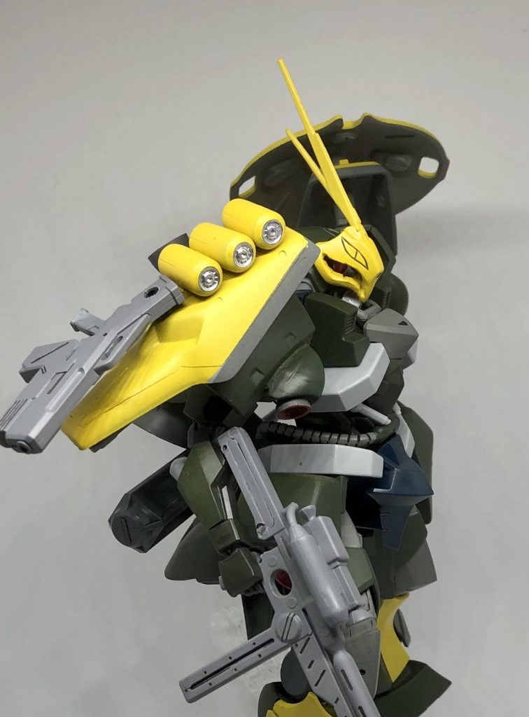 なので右肩にあるのは有線型の機銃です…
決してニュータイプとか言われる人達が使うファ○ネルなんてものでは有りません笑
実弾が出ます!そういう設定です(リード線付けて構えたいんですけど…準備出来ませんでした(っ´:ω:` c))