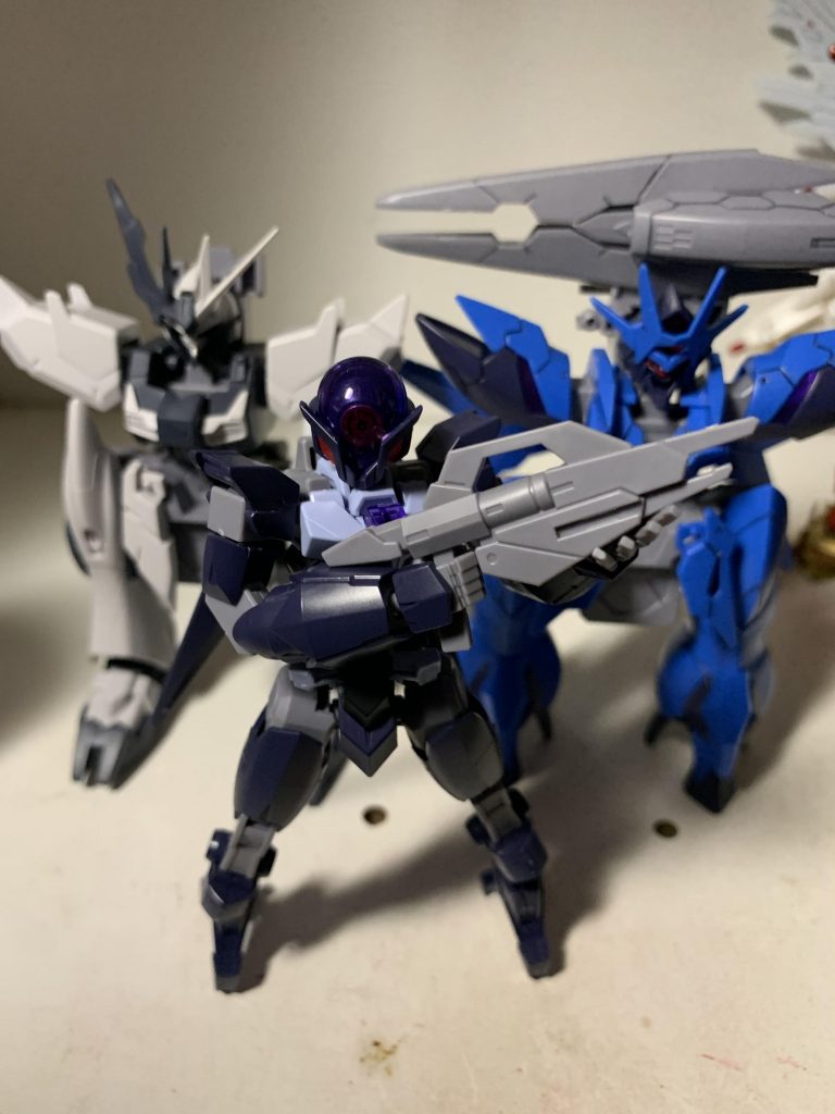 最後にアルスの部屋着を並べて。
アルスコアガンダムは作ってみてLBXのカイザを思い出しました。小柄で紫で頭からが丸っこい感じが似てる