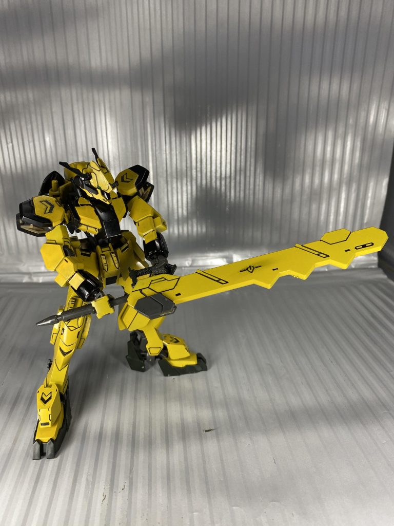 マルコシアスの鞘メイスに色々付けて両手持ち可能にした武器です。
先端に砲身とか仕込んでも面白いかもしれない。