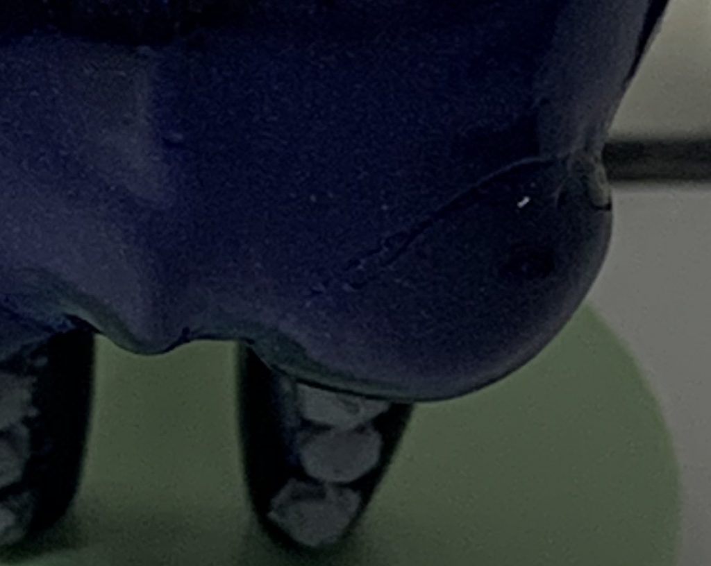 パテでおっぱい。ボディとの境界線に筋彫り入れた