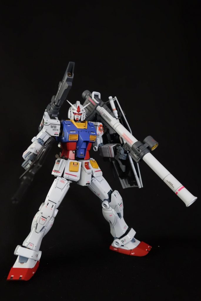 腰は1ミリほど延長、足は太もも付け根部分で2ミリ程延長してます。
アサルトライフルを持たせる時はシールドにビームライフルをマウントさせることが可能です。