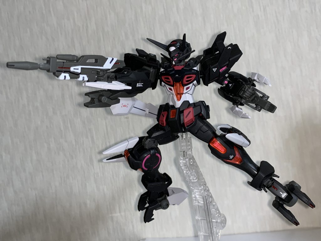 ビームライフルは白で部分塗装後、ラピーテープを配置