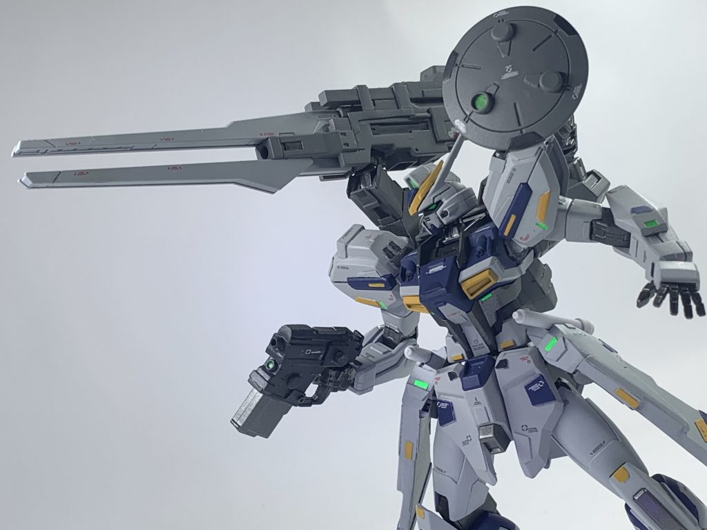 多目的砲戦用パック「マルチレールガンストライカー」。大型レールガンとレドームからなるストライカーパック。通常弾頭のほか、敵のレーダーに捕捉されないステルス核弾頭などの戦略兵器の運用も想定された多目的兵装。ステルス核弾頭の開発が中止されたことで本装備の採用も見送られたが、「核武装可能な多目的砲撃用プラットホーム」というコンセプトは後のマルチストライカーに引き継がれた