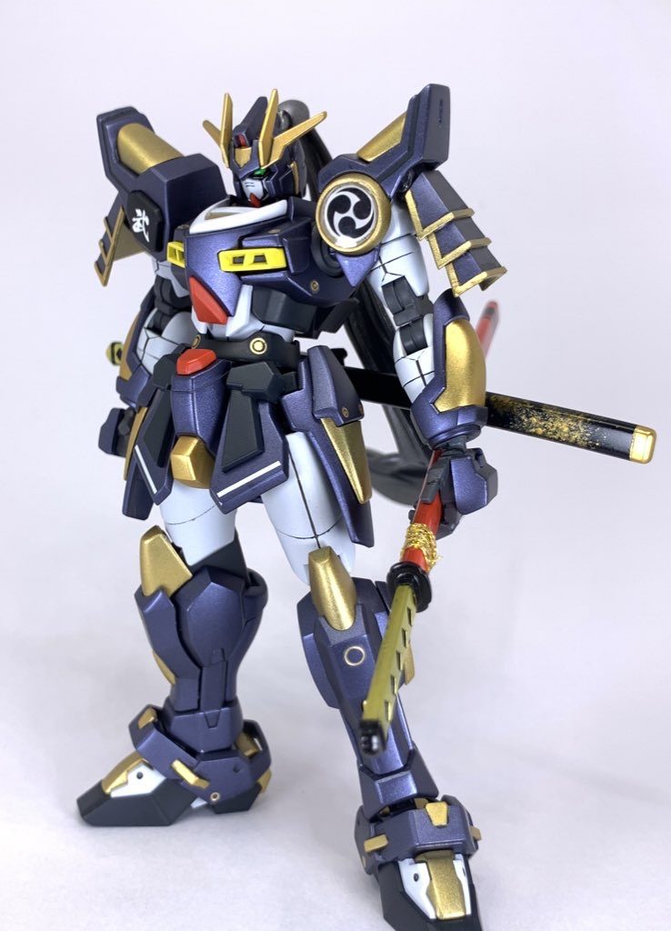 通常形態
青と金のつや消しメタリックで鎧を表現。
肩の横が寂しく感じたのでプラ板工作にて新しいパーツを作成。
より武者らしさを目指しました。