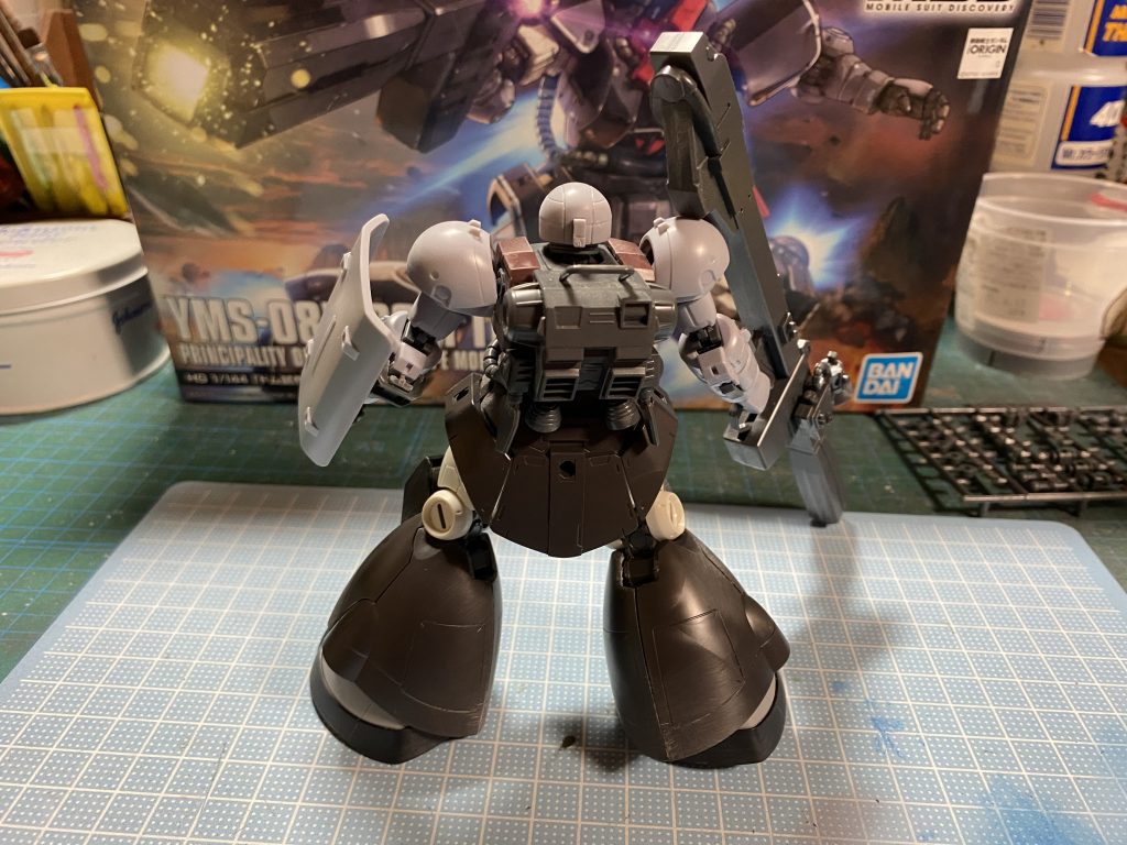 R型ザクのバックパックはブグの時の余り