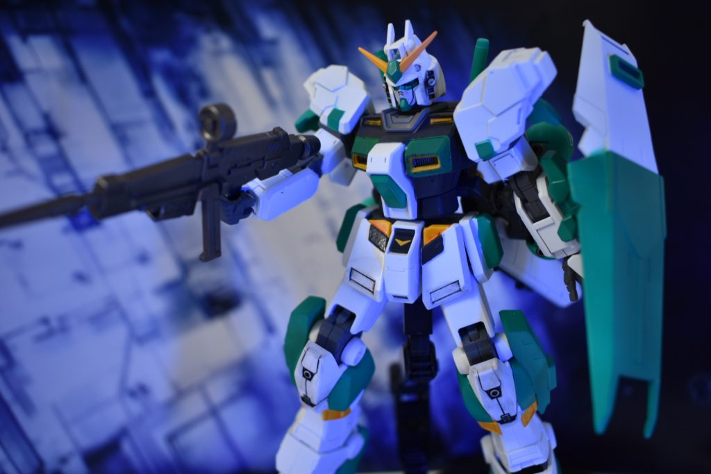 メイン兵装のハイパービームライフルこれはガンダム4号機や5号機と同等の物を使用している。