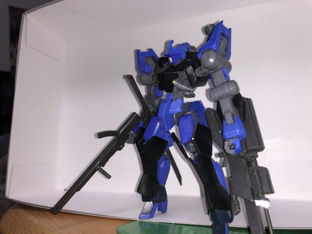 装備の汎用性はグレイズを引き継いでそこそこになっています。
シュヴァルべグレイズの足パーツにあった脇のスラスターを取り外してバルバトスの増設パーツをつけてみたら迫撃砲などのパーツがいい感じにフィットしました。
色んな人のグレイズの改造を参考にグレイズアインの上半身を使って腕の可動範囲と見た目の力強さをアピール。
足にはグレイズアインの足装甲をパテでくっつけました。