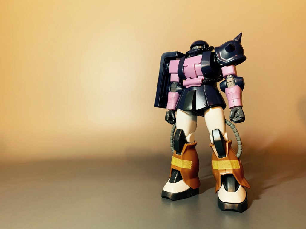 三連星ザクをベースに、バックパックと膝下の脚部パーツをガルマザクから移植してノーマルザクを製作した簡単ニコイチです。