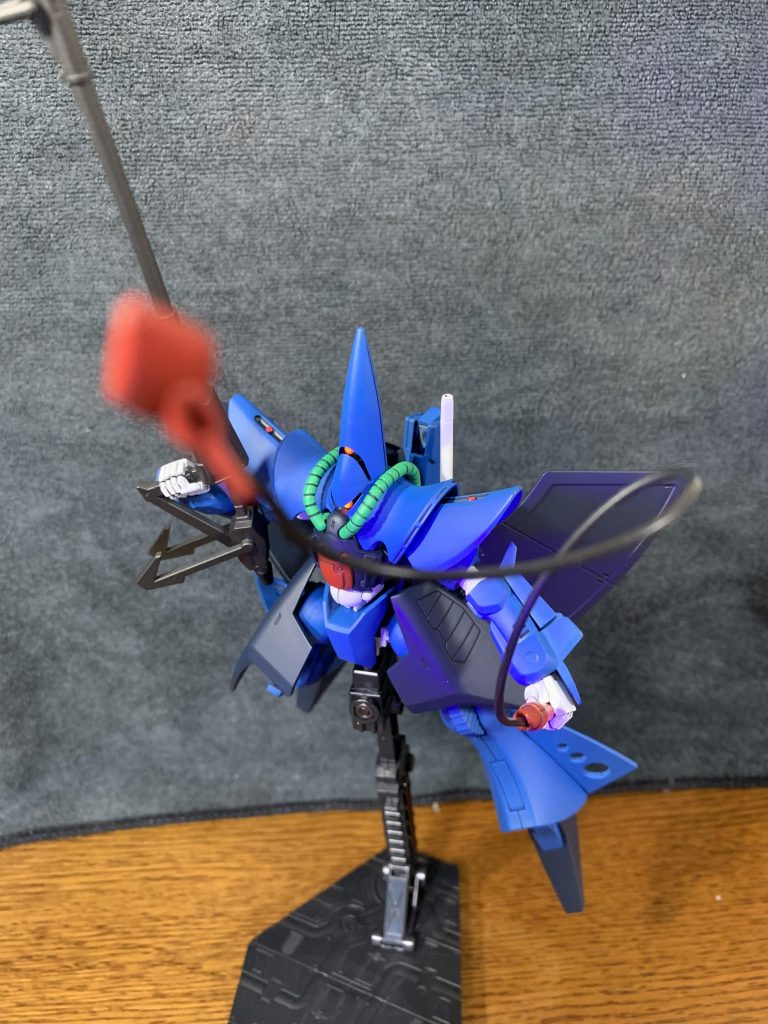 本機の特徴的な武装の「ウミヘビ」は、大きさもちょうど良く、結構ポーズが決まります。