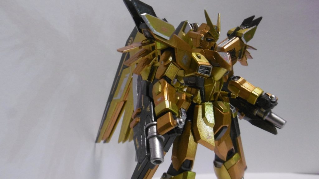 ルプスビームライフル&対ビーム実シールドは廃止。ラケルタビームサーベルは腰にマウントしてあるものの、実際には使いません。
外見の変化が少ない分、モールドに沿って筆での塗り分けを徹底しました。デカールもメタリック系の物を中心に使っています。