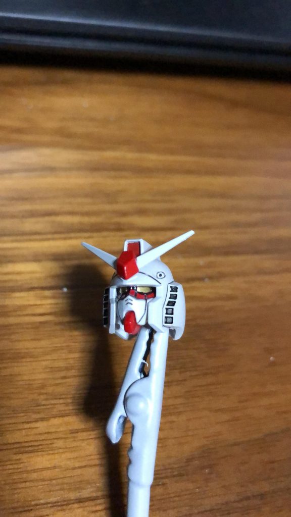 頭部はヘルメットを接着、合わせ目消してマスクを後ハメ。
塗り分けが中々神経削る。